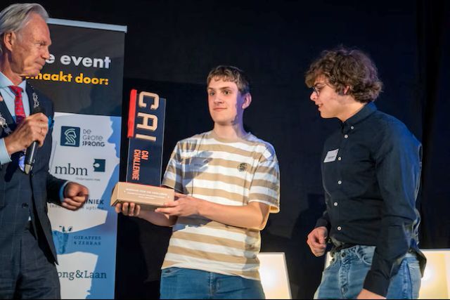 foto winnaars CAI Challenge 2026 en burgemeester Jeroen Joon (foto Ruben Schipper).jpg
