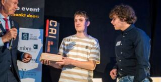 foto winnaars CAI Challenge 2026 en burgemeester Jeroen Joon (foto Ruben Schipper).jpg